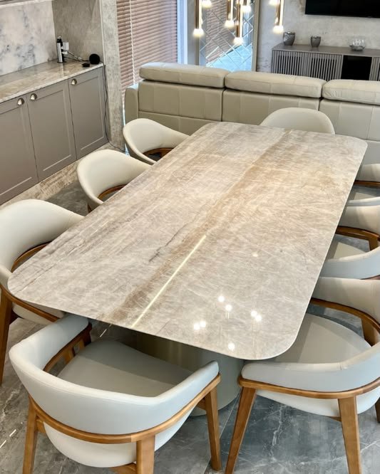 Mesa de jantar em quartzito com cantos arredondados — Rocha Mármores
